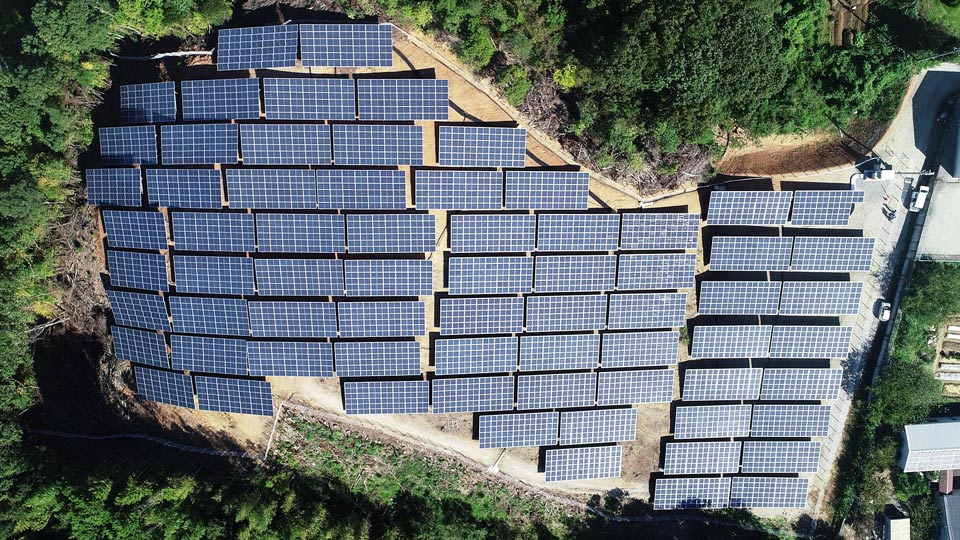 Progetti fotovoltaici di versante montano con viti a terra