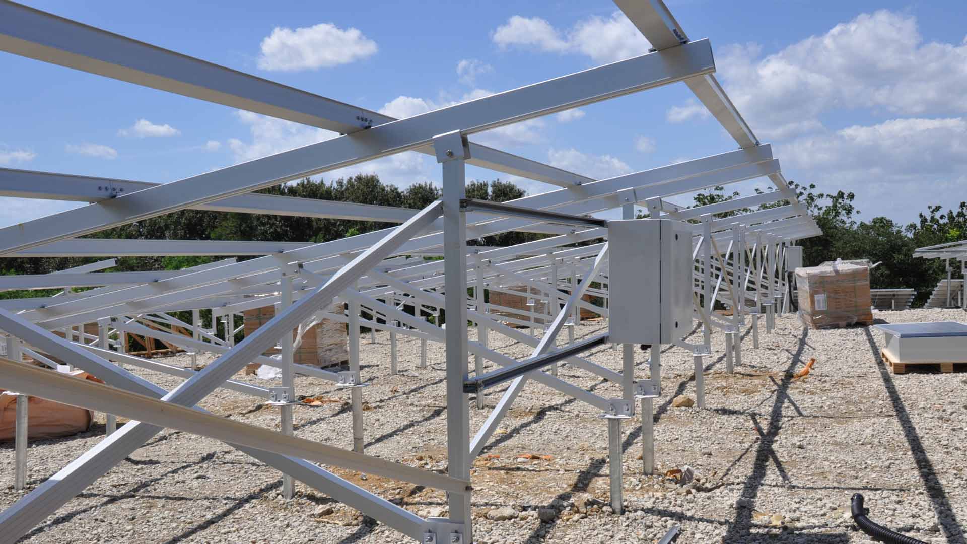 Progetto di terreno solare, vite di terra come fondazione, con staffe in alluminio.