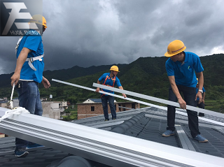 sistema di montaggio solare per tetto di tegole